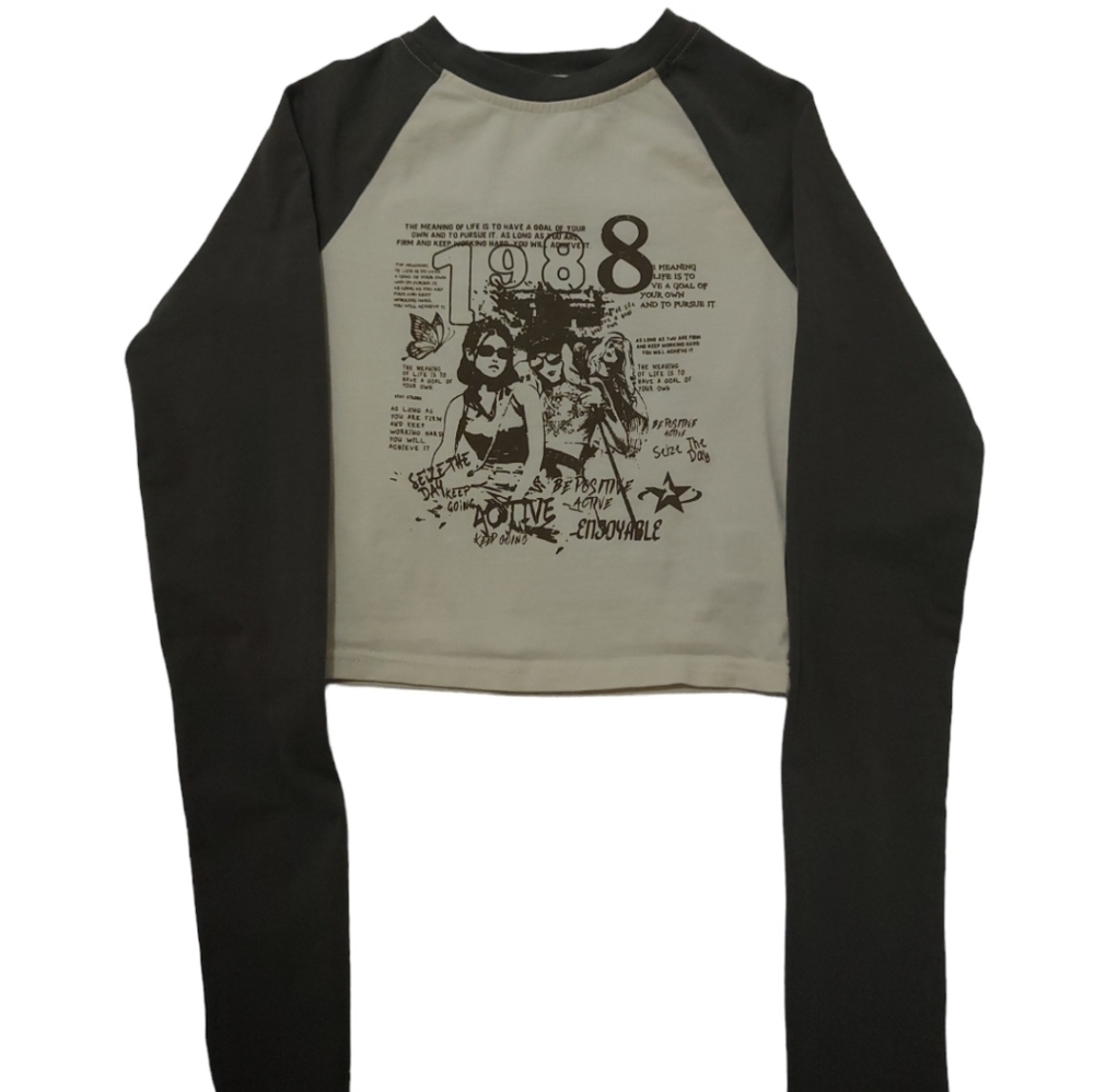 DAZY Slogan & Figure Graphic Raglan Sleeve Crop Tee